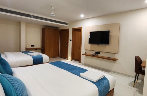 Sanwer Hotel | Hotel The Avirajan