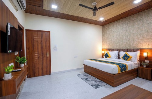 Noida Hotel | Aarchh Royale