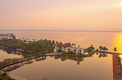 Kumbalam Resort | The Lake Manor