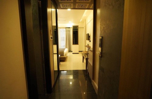 Mahmoorganj Hotel | Hotel Square S