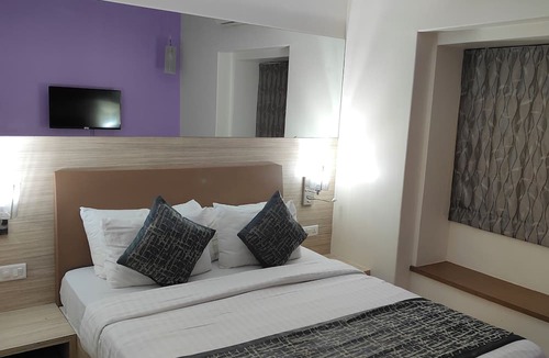 Wellington Pier Cabin | Apollo Guest House – Colaba Causeway