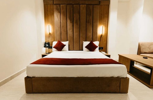 Gomti Nagar Hotel | Hotel SS4 Crystals
