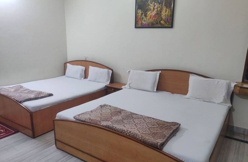 Vrindavan Hotel | Giriraj kripa