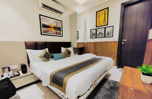 Adarsh Nagar Hotel | Hotel Shri Sai Deluxe - 1 Min from Adarsh Nagar Metro | Couple, Business, and Family Friendly