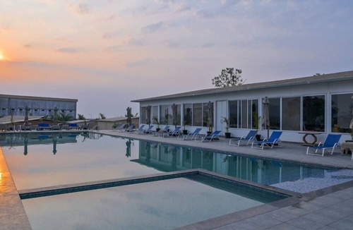 Rajgurunagar Hotel | Elegant Waterfront Resort