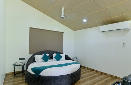 Rajgurunagar Hotel | Elegant Waterfront Resort