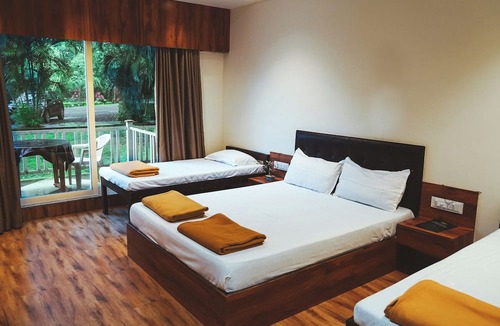 Ulhasnagar Hotel | Whispering Peepul Resort