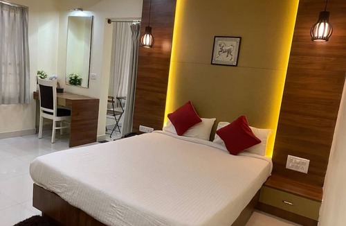 Pulikeshi Nagar Hotel | Ishwerya Suites