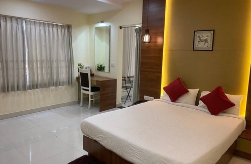 Pulikeshi Nagar Hotel | Ishwerya Suites