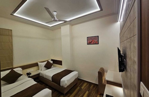 Mahmoorganj Hotel | Shree Shivya Namahstubhyam Hotel