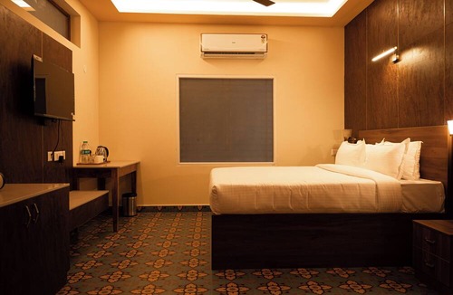 Mysore Hotel | Poojaris Niranthara Kabini