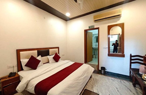 Sindhi Camp Hotel | Hotel Paradise Continental