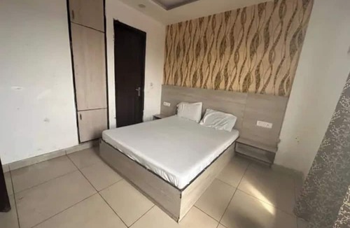 Azadpur Hotel | Fabhotel Snereya
