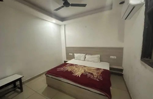 Azadpur Hotel | Fabhotel Snereya