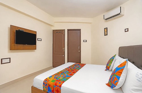 Maduravoyal Hotel | Fabhotel V Inn Rooms - Nr Sree Ramanatheeswarar temple