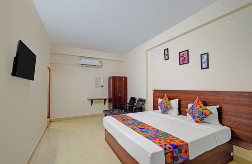 Ameerpet Hotel | FabHotel Shabari Heights - Nr. Ameerpet Metro Station and South India Shopping Mall Textile & Jewellery - Ameerpet