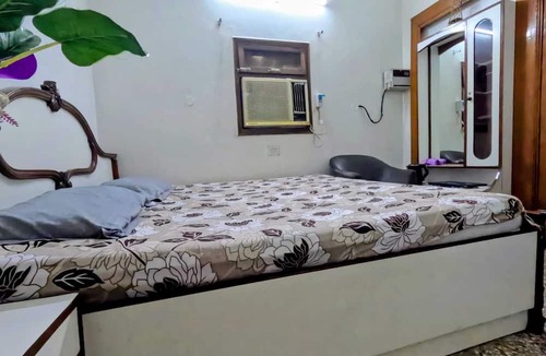 Sainik Farm Hotel | Gavari India's Delhi Hostel