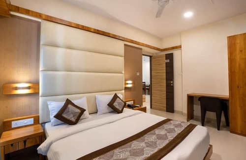 Santacruz Apartment | 2 bedroom service apartment near Mumbai Airport