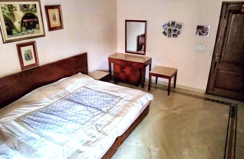 Nehru Place Apartment | 2 Bed Apartment Sleeps 4 with Parking New Delhi