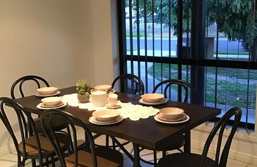 East Albury Apartment | “Haven” East Albury. Pet friendly! Close to Hospital, Free Wifi & Netflix!