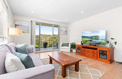 Newport Apartment | Seaside Retreat with Parking and Balcony