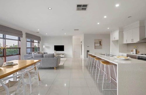 Albury House | Prestigious, Private & Peaceful Pad - Stunning four bedroom home in central Albury