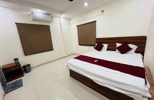 Varanasi Hotel | Unnati Paying Guest House Near Kaal Bhairav Temple deluxe ac room are Avaible.