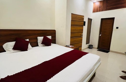 Varanasi Hotel | Unnati Paying Guest House Near Kaal Bhairav Temple deluxe ac room are Avaible.