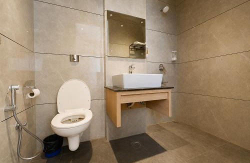 Amritsar Hotel | Hotel Diamond MBS Amritsar # Lift # Parking Space # Rooftop # Family Rooms