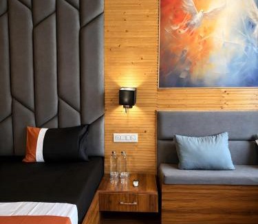 Zirakpur Hotel | Hotel KMG Air Cooled,Zirakhpur Chandigarh ,Couple first choice ,verified hotel