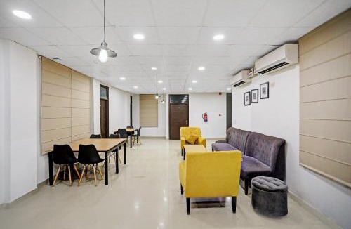 Sainik Farm Hotel | Collection O Agniv Residency Near Saket Metro