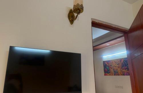 Khattalwada Apartment | Tofino -1 BHK airconditioned serviced apartment with a forest view fully furnished with wifi ,fridge,smart tv,washing machine , operational kitchen and lift facility