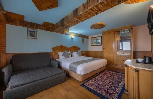 Shimla Hotel | Snowfall View Home Kufri Operated by Splendid Retreat Hotels - Family Groups & Events - Forest Tracks - Vacation - Memories