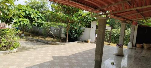 Hoskote House | Peaceful Farmhouse Retreat Near the City
