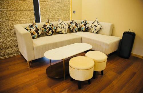 Noida Villa | Blue Cabin by 8MH - Boutique Nature Retreat