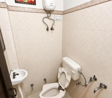Azadpur House | Shri Sai Guest House - Opp Azadpur Main Mandi I Couple Friendly I Metro Access