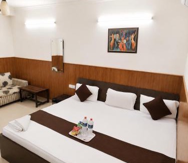 Azadpur House | Shri Sai Guest House - Opp Azadpur Main Mandi I Couple Friendly I Metro Access