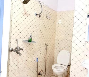 Lake Swaroop Sagar Hostel | Old Skool Udaipur - 20 Meter From Lake