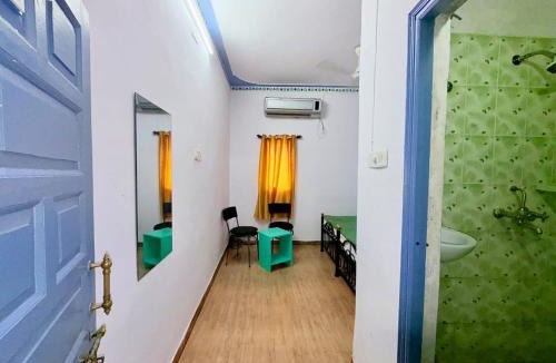 Lake Swaroop Sagar Hostel | Old Skool Udaipur - 20 Meter From Lake