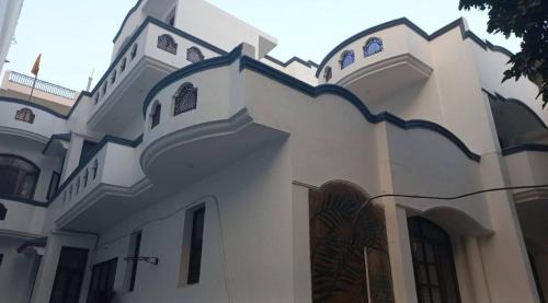 Gurugram House | Hotel Royal Retreat