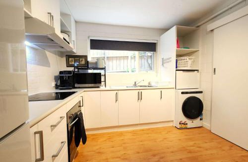 Highett House | Spacious Guest Room 7 Sleeps 5 Near Shops with Free Parking