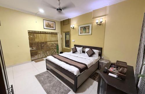 Hauz Khas Village House | Staylo Suites Edit