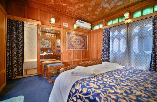 Nagin Bagh Hotel | Lily Houseboat