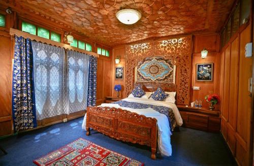 Nagin Bagh Hotel | Lily Houseboat