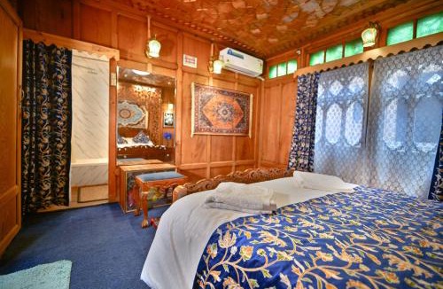 Nagin Bagh Hotel | Lily Houseboat