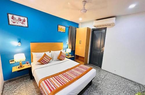 Paharganj House | Hotel R R - 2 Minutes Walkable Distance New Delhi Railway Station