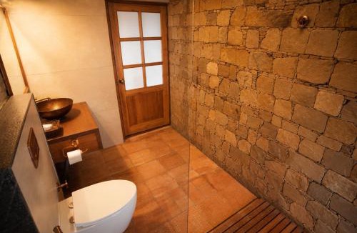Naukuchiyatal Hotel | The Lake Heritage - Luxury & Lake View