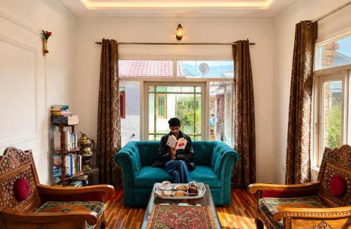 Nishat-Shalimar House | Shesh Bagh Kashmiri Villa near Mughal Gardens and Dal Lake