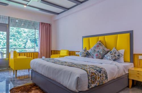 Manali House | Apple Flower Hotel - Personal Balcony, Lift, Garden and Mountain View