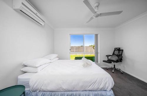 Pimpama House | Blanco Haus - Sweet Family Escape near Theme Parks - Holiday Home